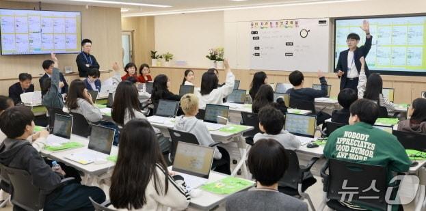 본문 이미지 - 전북교육청이 31일 전주송원초등학교에서 AIEP(인공지능 맞춤형 교수학습 플램폼) 시범운영 시연회를 개최했다. 도교육청은 올해 하반기에 AIEP를 전면 도입할 예정이다.(전북교육청 제공, 재판매 및 DB 금지)/뉴스1