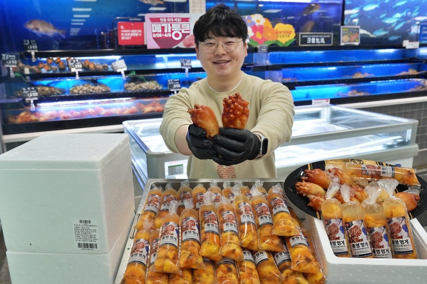 본문 이미지 - 롯데마트 멍게 작업 사진.(롯데마트 제공)