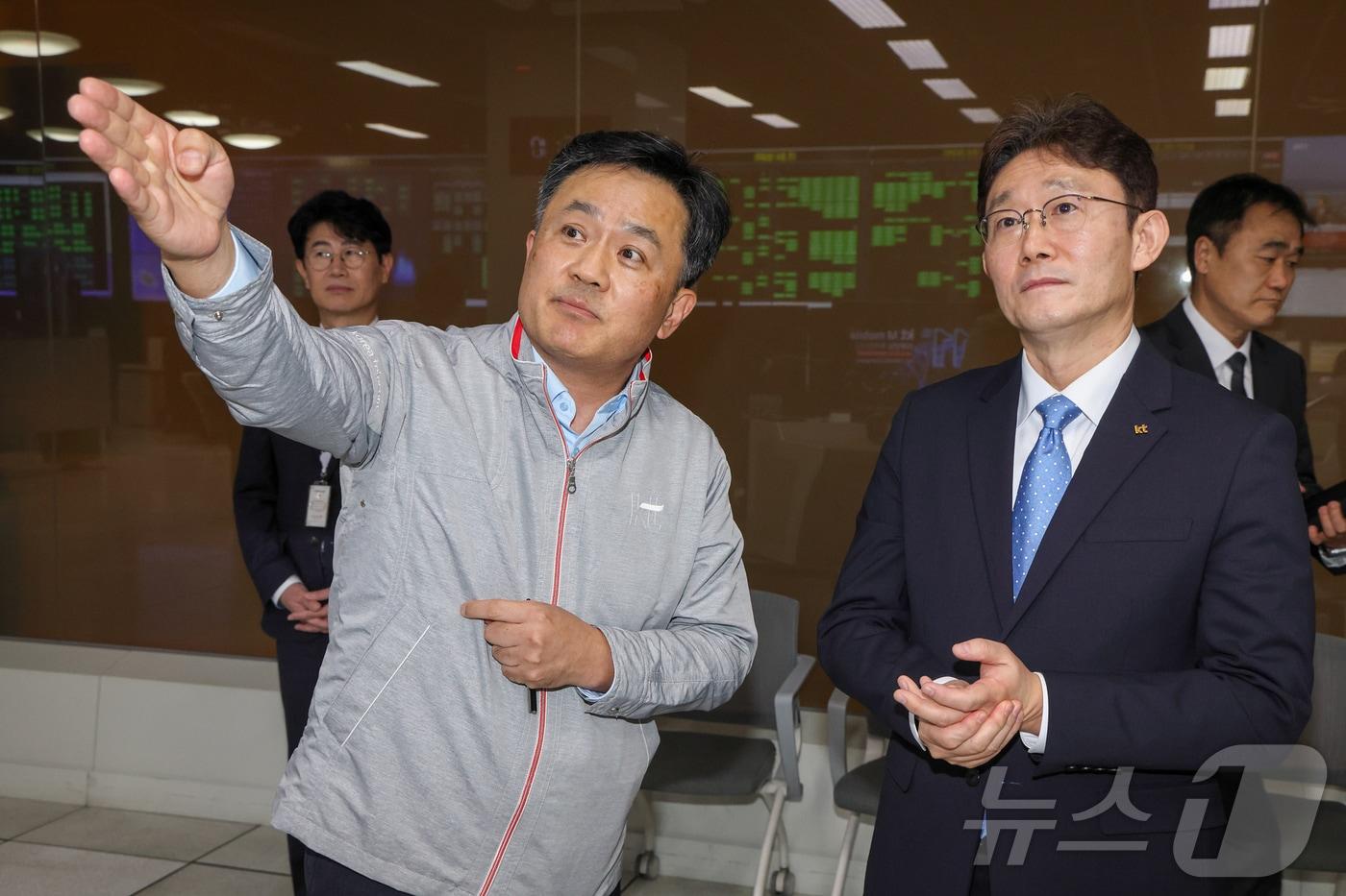 본문 이미지 - 박윤영 KT 대표가 주요 네트워크 인프라 현황 관련 설명을 듣고 있다. 2026.03.31(KT 제공) ⓒ 뉴스1 김민수 기자