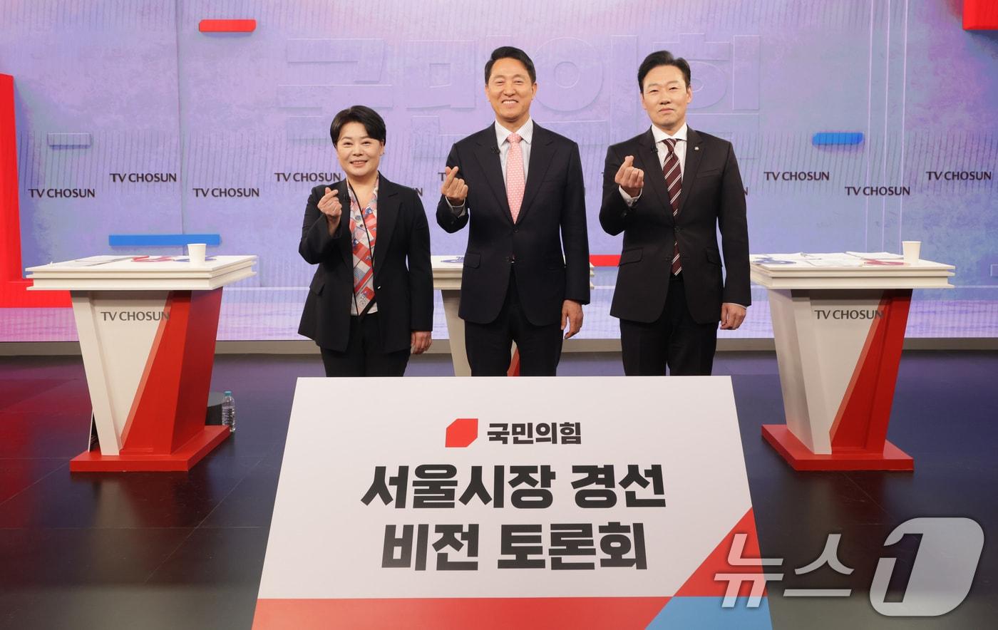 본문 이미지 - 국민의힘 서울시장 예비후보들이 31일 서울 중구 TV조선 스튜디오에서 열린 국민의힘 6·3 지방선거 서울특별시장 후보자를 가리기 위한 비전 토론회에서 기념 촬영을 하고 있다. 왼쪽부터 윤희숙, 오세훈, 박수민 예비후보. 2026.3.31 ⓒ 뉴스1 국회사진기자단
