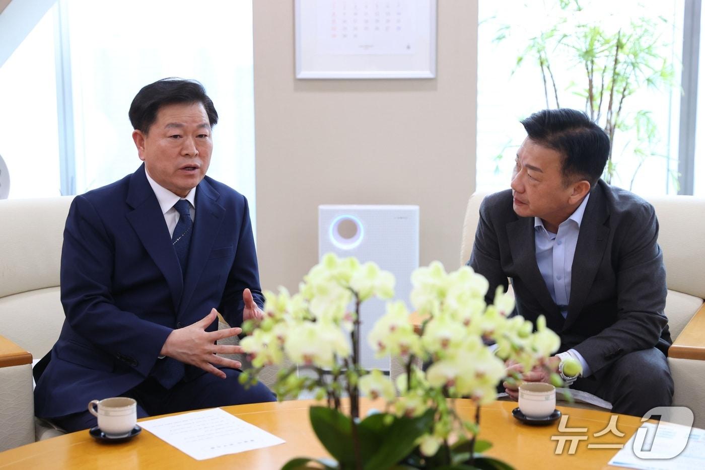 본문 이미지 - 박승원 광명시장(왼쪽)이 송치영 포스코이앤씨 사장과 면담을 갖고 있다.(광명시 제공)
