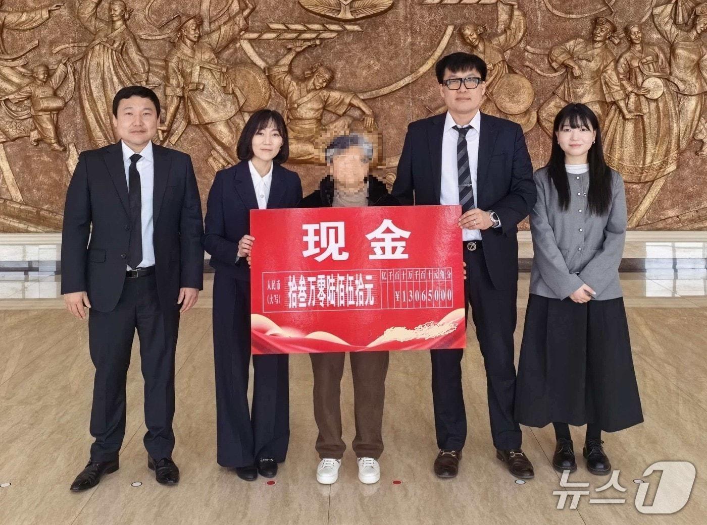 본문 이미지 - 강원경찰청은 지난 17일 중국 보이스피싱 범죄조직으로부터 피해를 입은 A 씨(70)의 피해금 2400만 원을 중국 현지에서 직접 환수받았다.(강원경찰청 제공. 재판매 및 DB금지)/뉴스1