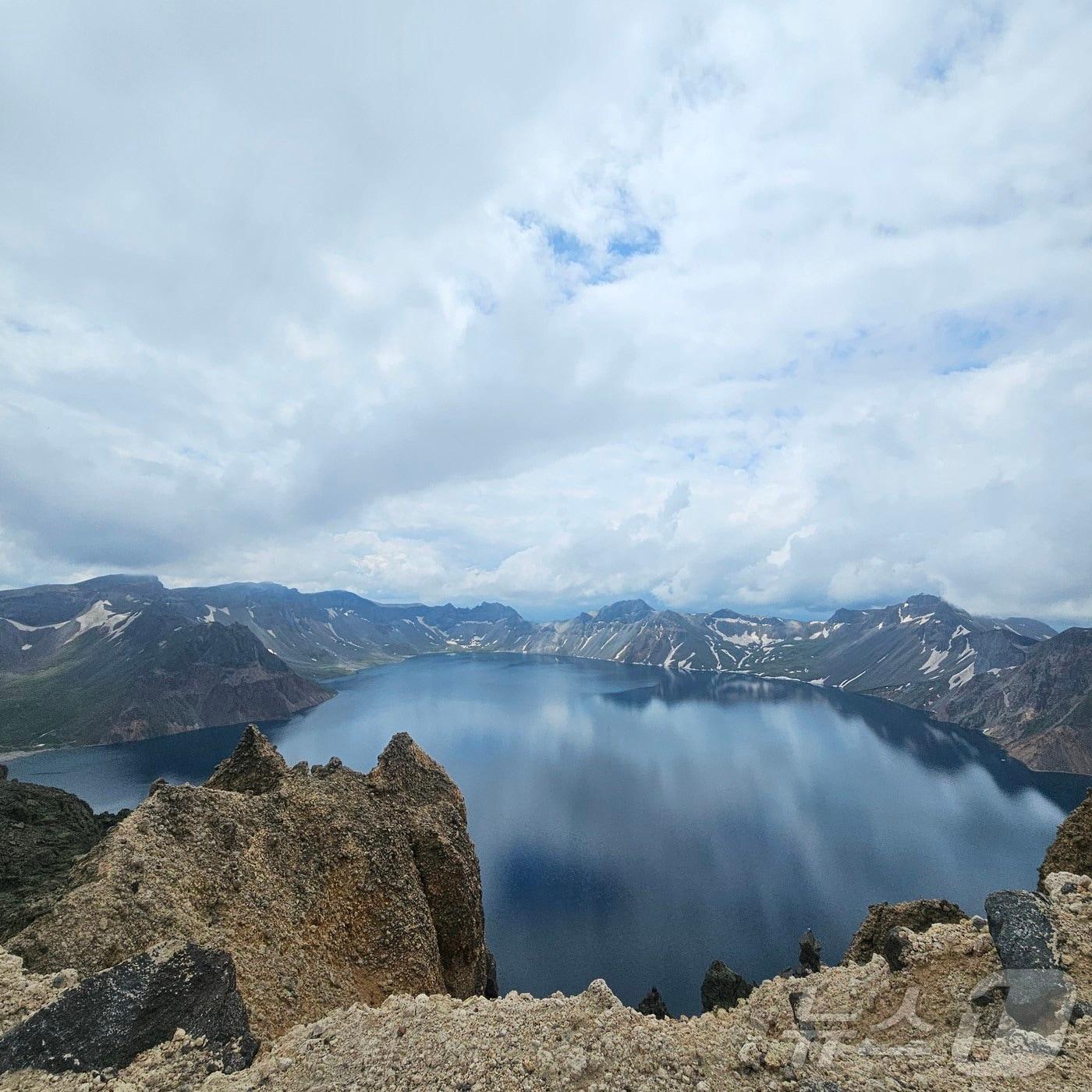 본문 이미지 - 중국 지린성에 위치한 창바이산(백두산) 천지 모습. ⓒ 뉴스1 정은지 특파원