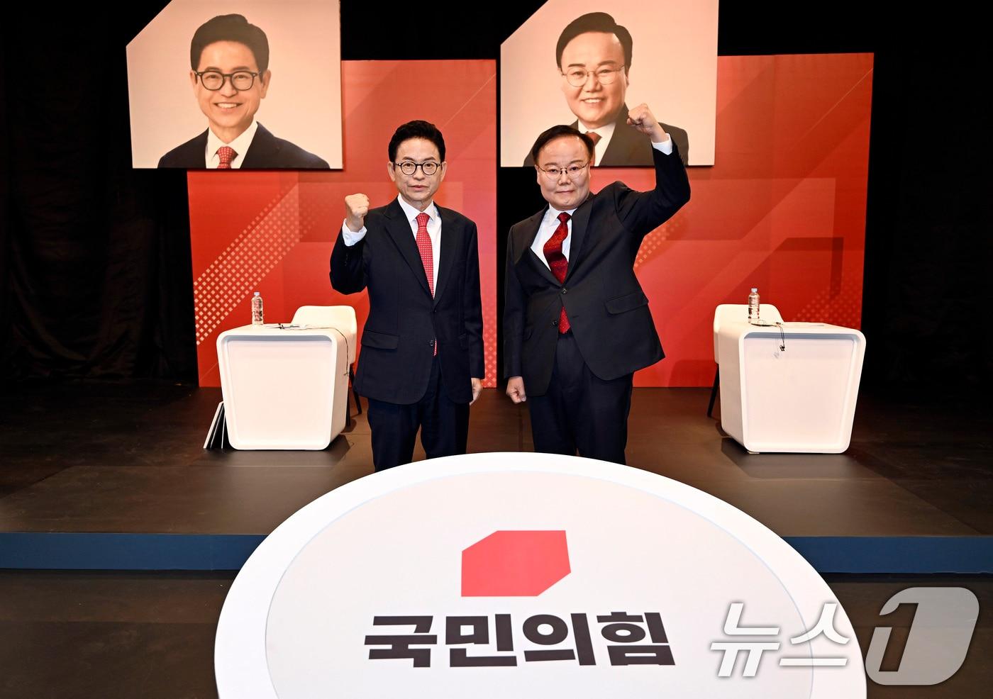 본문 이미지 - 31일 오후 대구 수성구 TBC에서 열린 국민의힘 경북도지사 경선 1차 비전토론회에서 이철우 후보(왼쪽)와 김재원 후보가 토론에 앞서 포즈를 취하고 있다. 2026.3.31 ⓒ 뉴스1 공정식 기자