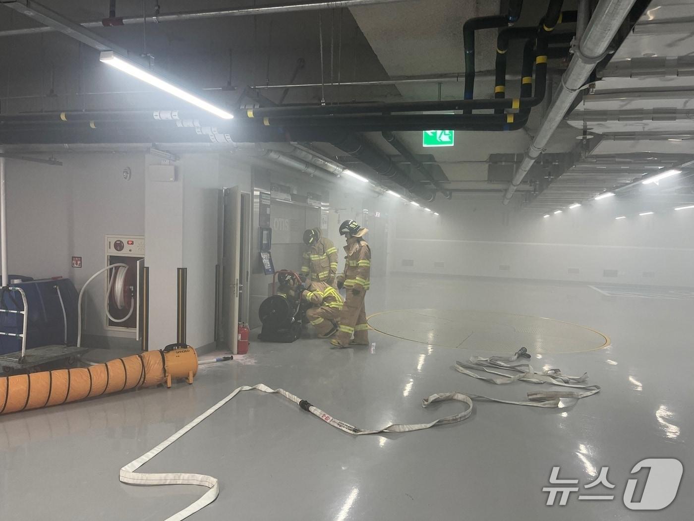 본문 이미지 - 31일 오후 부산 서구 한 대학병원 기계식 주차장에서 불이 나 소방대원들이 조치를 취하고 있다.(부산소방재난본부 제공. 재판매 및 DB 금지)