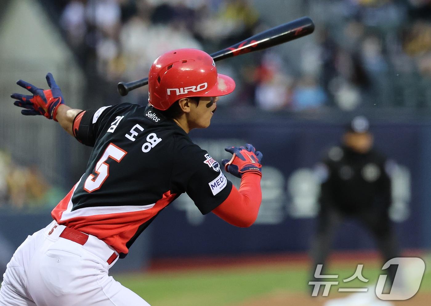 본문 이미지 - 31일 서울 송파구 잠실야구장에서 열린 '2026 신한 SOL KBO리그' 열린 KIA 타이거즈와 LG트윈스의 경기, 1회초 KIA 공격 1사 2루 상황에서 김도영이 1타점 적시타를 때리고 있다. 2026.3.31 ⓒ 뉴스1 오대일 기자