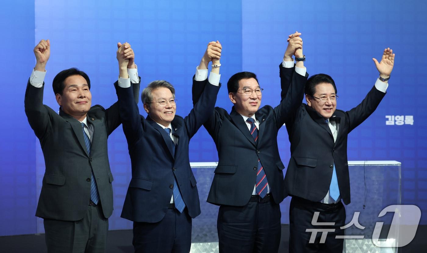 본문 이미지 - 31일 광주 서구 KBS광주방송총국에서 열린 더불어민주당 전남광주특별시장 본경선 합동 토론회에서 후보들이 손을 맞잡고 있다. 왼쪽부터 주철현, 민형배, 신정훈, 김영록 후보 2026.3.31 ⓒ 뉴스1 김태성 기자