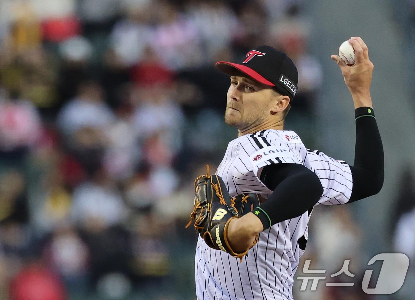 본문 이미지 - 31일 서울 송파구 잠실야구장에서 열린 '2026 신한 SOL KBO리그' 열린 KIA 타이거즈와 LG트윈스의 경기, 1회초 LG 선발투수 톨허스트가 역투하고 있다. 2026.3.31 ⓒ 뉴스1 오대일 기자