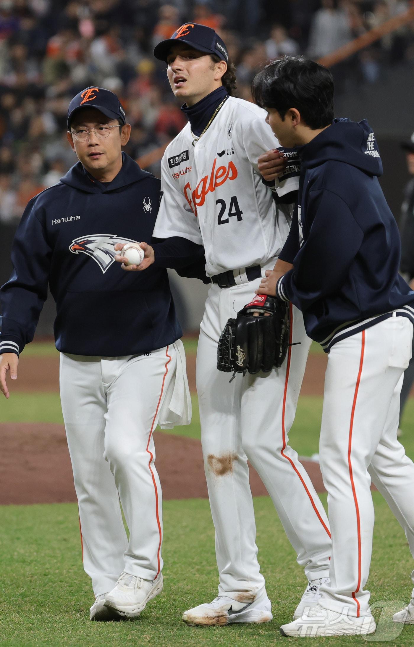 본문 이미지 - 31일 대전 한화생명볼파크에서 열린 2026 신한 SOL KBO리그 KT 위즈와 한화 이글스의 경기에서 한화 선발 화이트가 3회초 1루에서 수비 하던중 부상으로 부축을 받으며 경기장을 나가고 있다. 2026.3.31 ⓒ 뉴스1 김기남 기자