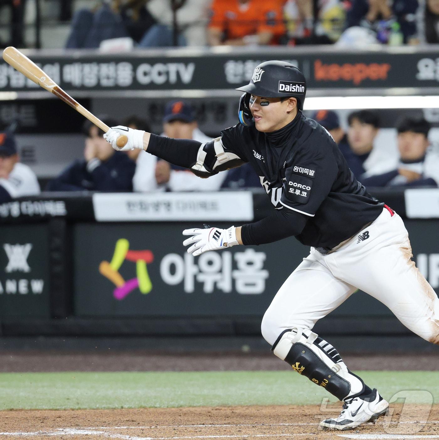본문 이미지 - 31일 대전 한화생명볼파크에서 열린 2026 신한 SOL KBO리그 KT 위즈와 한화 이글스의 경기에서 KT 최원준이 타격하고 있다. 2026.3.31 ⓒ 뉴스1 김기남 기자