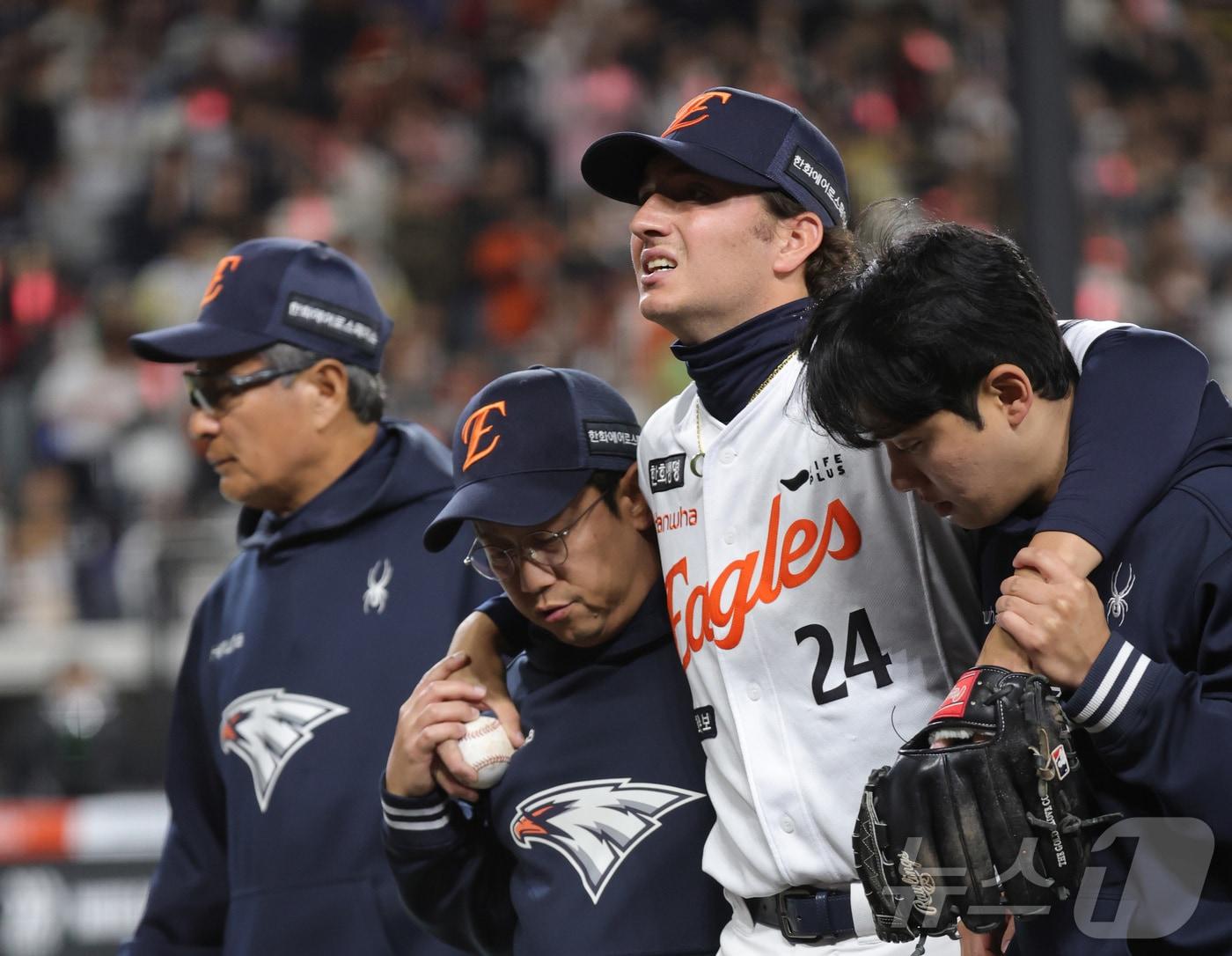 본문 이미지 - 31일 대전 한화생명볼파크에서 열린 2026 신한 SOL KBO리그 KT 위즈와 한화 이글스의 경기에서 한화 선발 화이트가 3회초 1루에서 수비 하던중 부상으로 부축을 받으며 경기장을 나가고 있다. 2026.3.31 ⓒ 뉴스1 김기남 기자