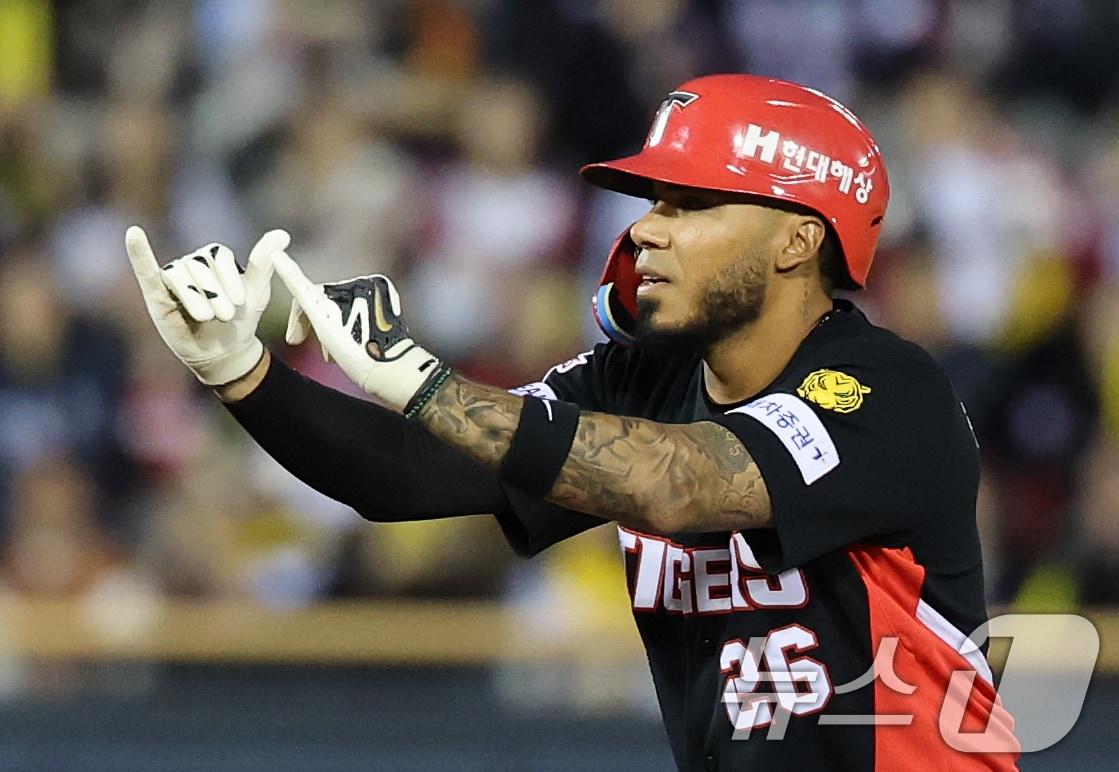 본문 이미지 - 31일 서울 송파구 잠실야구장에서 열린 '2026 신한 SOL KBO리그' 열린 KIA 타이거즈와 LG트윈스의 경기, 2회초 KIA 공격 2사 1,3루 상황에서 카스트로가 2타점 적시 2루타를 때린 후 포효하고 있다. 2026.3.31 ⓒ 뉴스1 오대일 기자