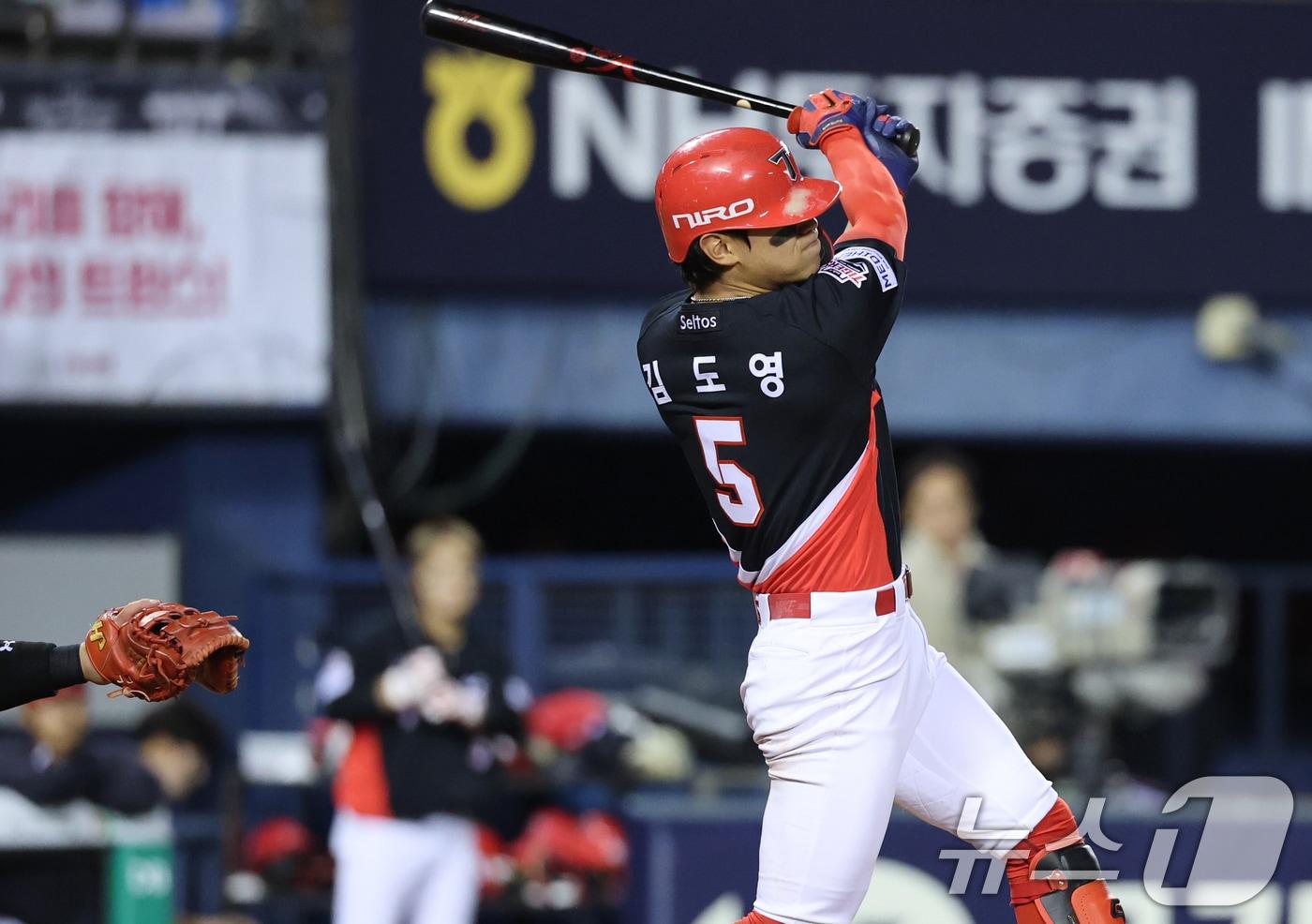 본문 이미지 - 31일 서울 송파구 잠실야구장에서 열린 '2026 신한 SOL KBO리그' 열린 KIA 타이거즈와 LG트윈스의 경기, 4회초 KIA 공격 무사 1루 상황에서 김도영이 힘차게 스윙하고 있다. 2026.3.31 ⓒ 뉴스1 오대일 기자