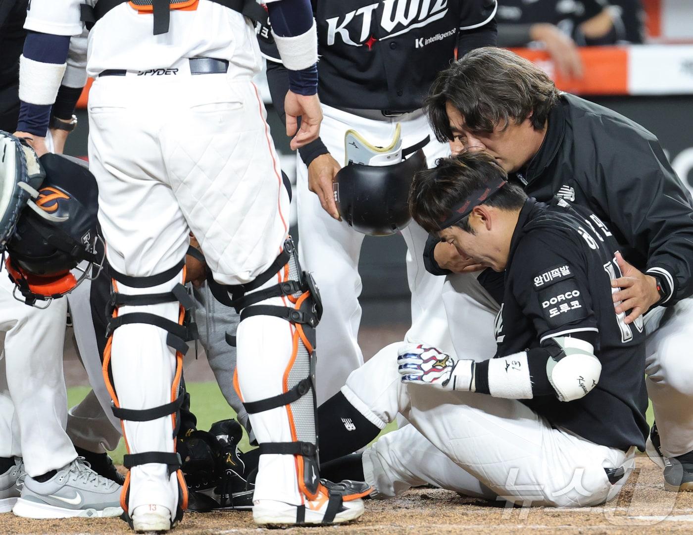 본문 이미지 - 31일 대전 한화생명볼파크에서 열린 2026 신한 SOL KBO리그 KT 위즈와 한화 이글스의 경기에서 5회초 1사 KT 허경민이 한화 엄상백에게 머리에 공을 맞은 뒤 일어나고 있다. 2026.3.31 ⓒ 뉴스1 김기남 기자