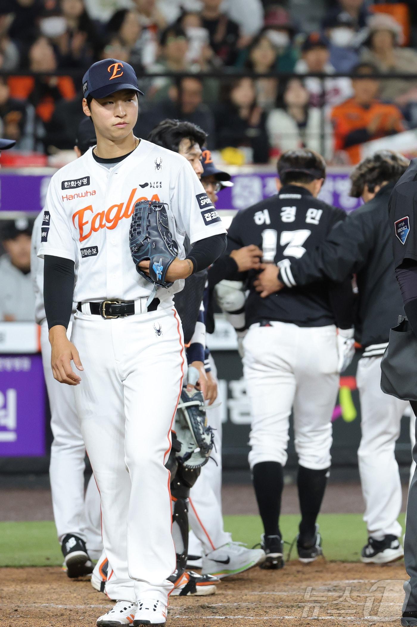 본문 이미지 - 31일 대전 한화생명볼파크에서 열린 2026 신한 SOL KBO리그 KT 위즈와 한화 이글스의 경기에서 한화 엄상백이 5회초 1사 KT 허경민의 머리에 맞는 볼을 던진 후 퇴장 당하고 있다. ⓒ 뉴스1 김기남 기자