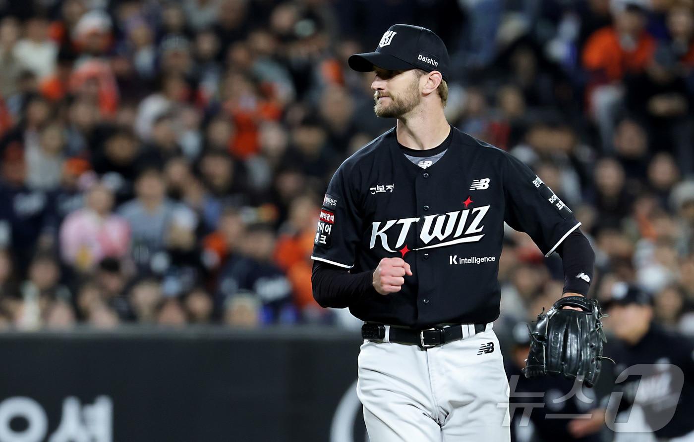 본문 이미지 - 31일 대전 한화생명볼파크에서 열린 2026 신한 SOL KBO리그 KT 위즈와 한화 이글스의 경기에서 KT 보쉴리가 5회 한화 노시환을 삼진 잡으며 무실점 환호하고 있다. 2026.3.31 ⓒ 뉴스1 김기남 기자