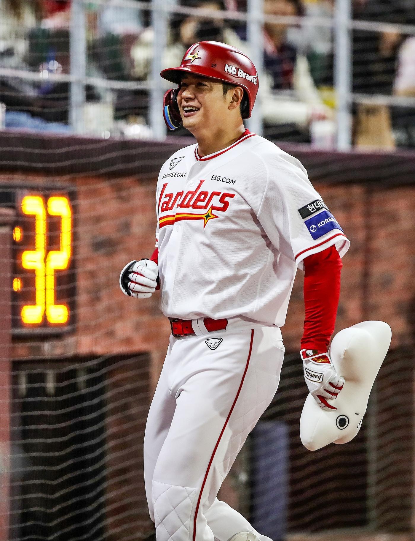 본문 이미지 - SSG 김재환.(SSG 랜더스 제공)