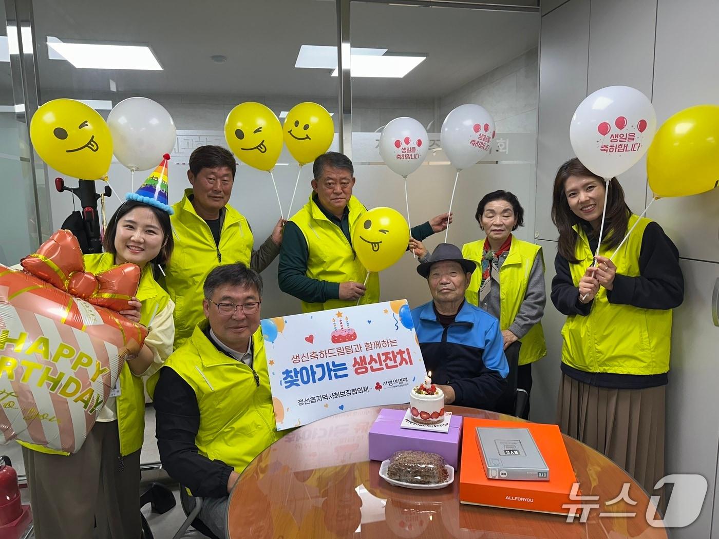 본문 이미지 - 강원 정선군 정선읍의 지역사회보장협의체가 지난 30일 봉양리의 한 독거노인 가정을 찾아 생일 케이크와 선물을 전달하는 등 '찾아가는 생신축하 사업'의 일정을 소화했다. (정선군 제공. 재판매 및 DB금지) 2026.3.31/뉴스1