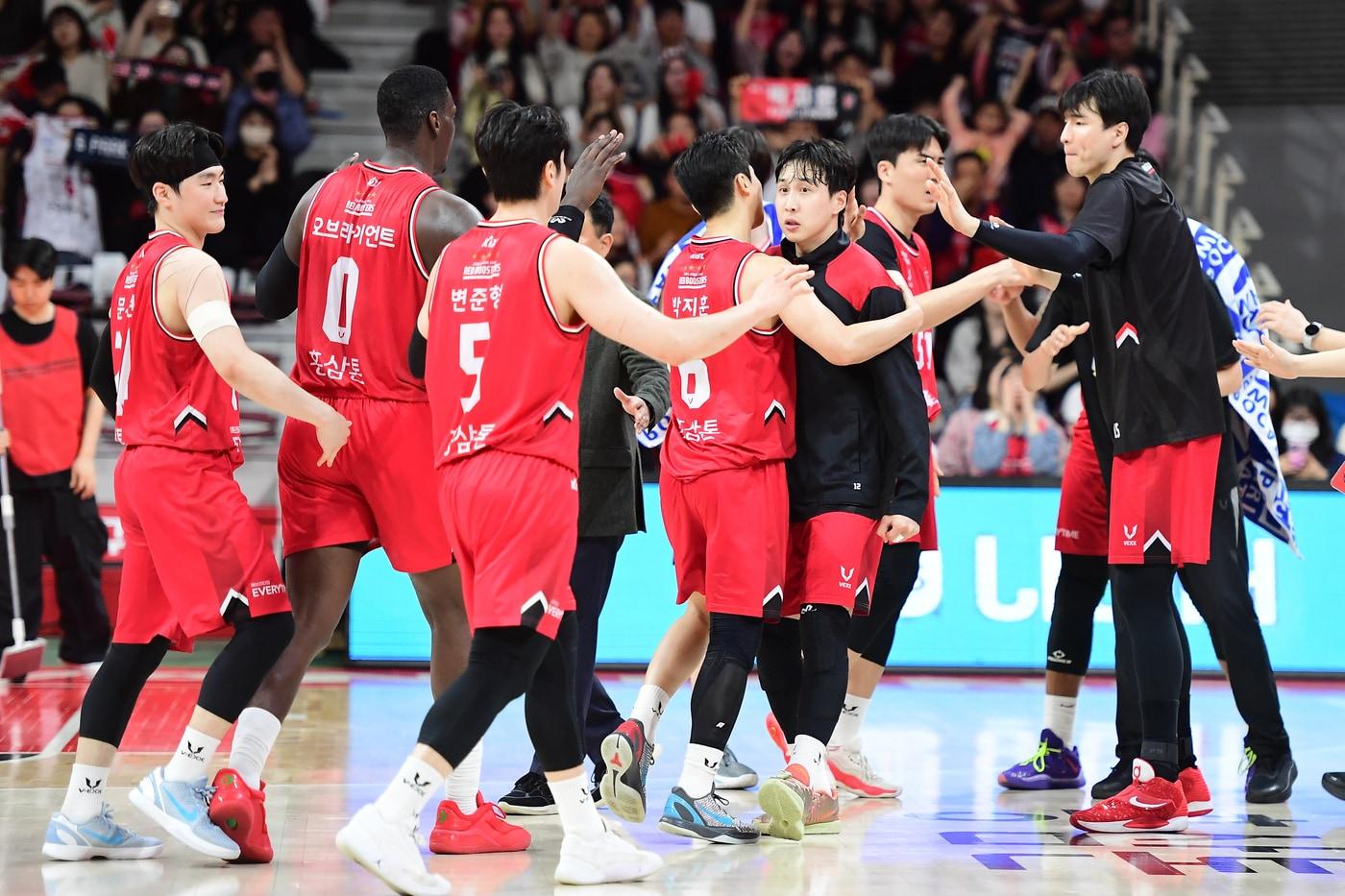 본문 이미지 - 프로농구 안양 정관장이 창원 LG를 꺾고 조기 우승을 막았다.(KBL 제공)