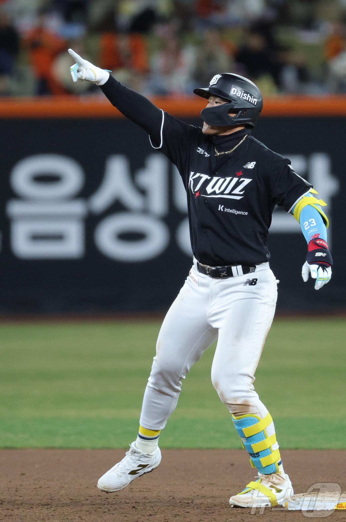 본문 이미지 - 31일 대전 한화생명볼파크에서 열린 2026 신한 SOL KBO리그 KT 위즈와 한화 이글스의 경기에서 7회초 2사 만루에서 KT 안현민이 2타점 2루타를 치고 있다. 2026.3.31 ⓒ 뉴스1 김기남 기자