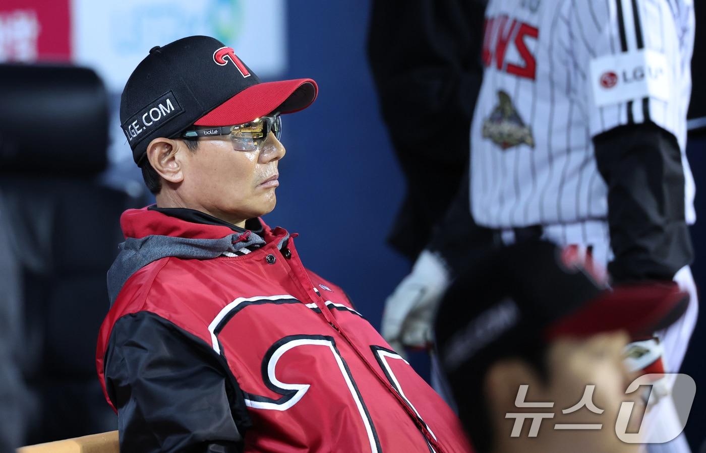 본문 이미지 - 31일 서울 송파구 잠실야구장에서 열린 '2026 신한 SOL KBO리그' 열린 KIA 타이거즈와 LG트윈스의 경기에서 염경엽 LG 감독이 2-7로 패색이 짙은 9회초 굳은 얼굴로 경기를 지켜보고 있다. 2026.3.31 ⓒ 뉴스1 오대일 기자