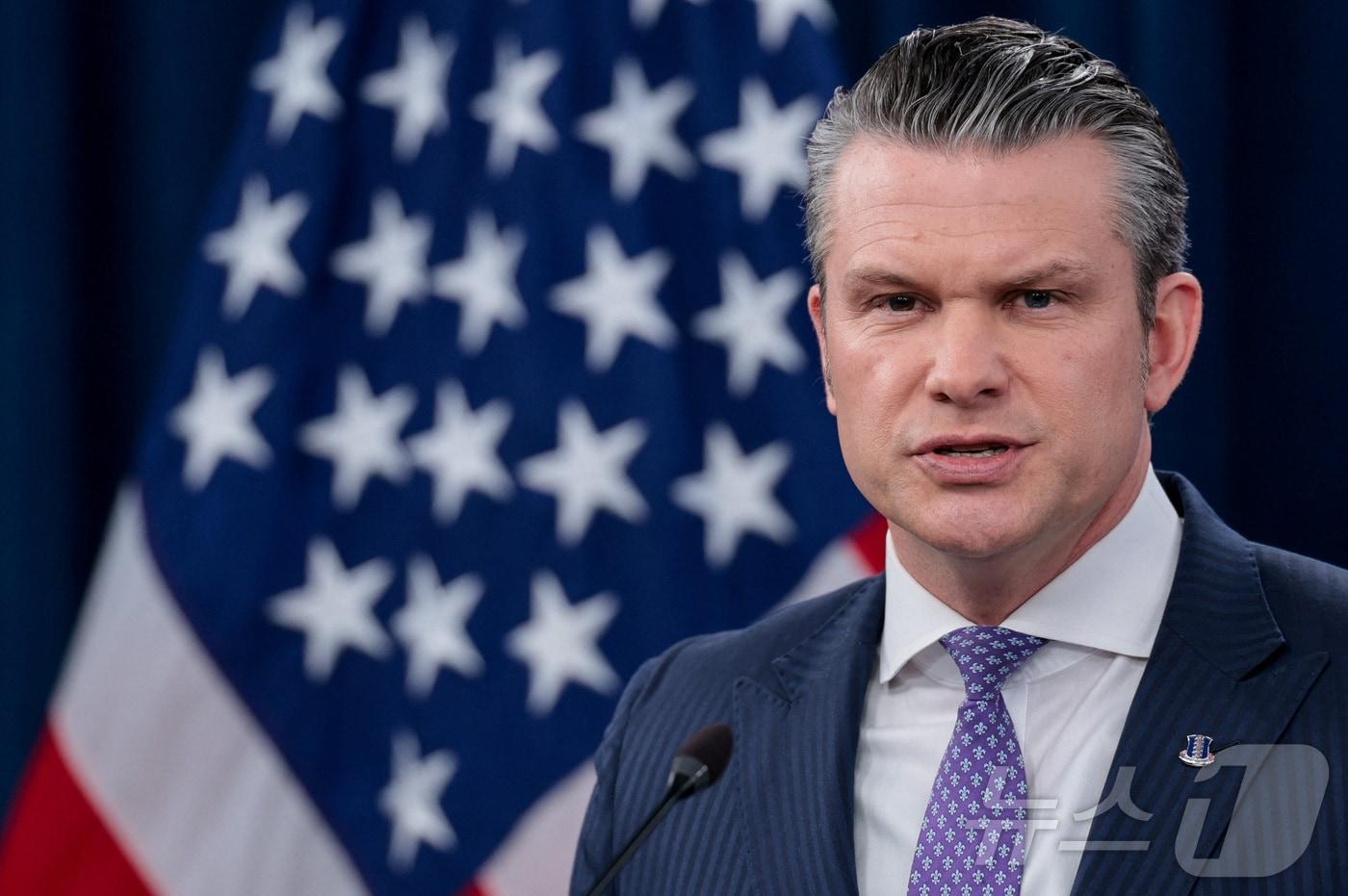 본문 이미지 - 31일(현지시간) 피트 헤그세스 미 국방부 장관이 이란전쟁 관련해 브리핑하고 있다. 2026.03.31. ⓒ 로이터=뉴스1