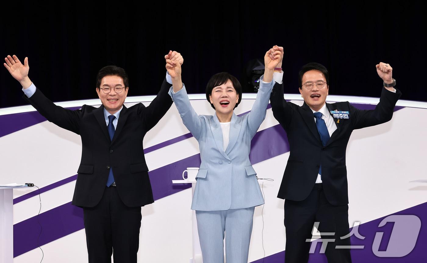 본문 이미지 - 더불어민주당 정원오(왼쪽부터), 전현희, 박주민 서울시장 예비후보가 지난 3월 31일 서울 마포구 상암동 MBC 신사옥에서 열린 더불어민주당 서울시장 후보자 본경선 합동토론회에서 기념촬영하고 있다. 2026.3.31 ⓒ 뉴스1 국회사진기자단