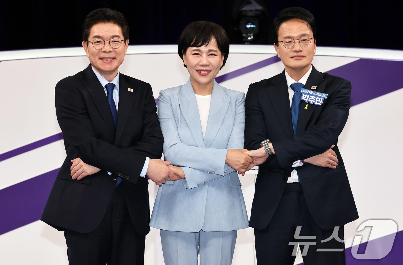 본문 이미지 - 더불어민주당 정원오(왼쪽부터), 전현희, 박주민 서울시장 예비후보가 31일 서울 마포구 상암동 MBC 신사옥에서 열린 더불어민주당 서울시장 후보자 본경선 합동토론회에서 기념 촬영하고 있다. 2026.3.31 ⓒ 뉴스1 국회사진기자단