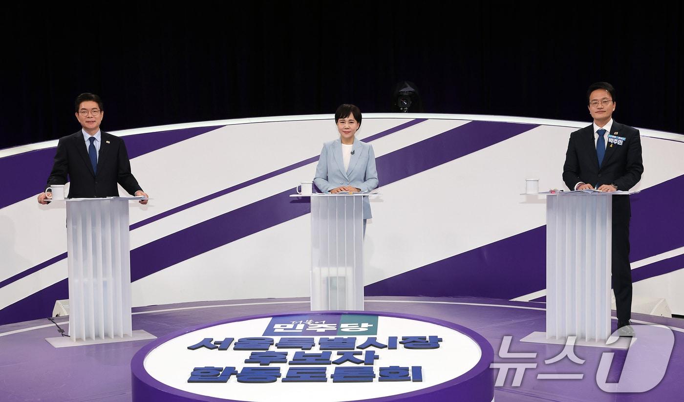 본문 이미지 - 더불어민주당 정원오(왼쪽부터), 전현희, 박주민 서울시장 예비후보가 31일 서울 마포구 상암동 MBC 신사옥에서 열린 더불어민주당 서울시장 후보자 본경선 합동토론회에서 토론 준비를 하고 있다. 2026.3.31 ⓒ 뉴스1 국회사진기자단