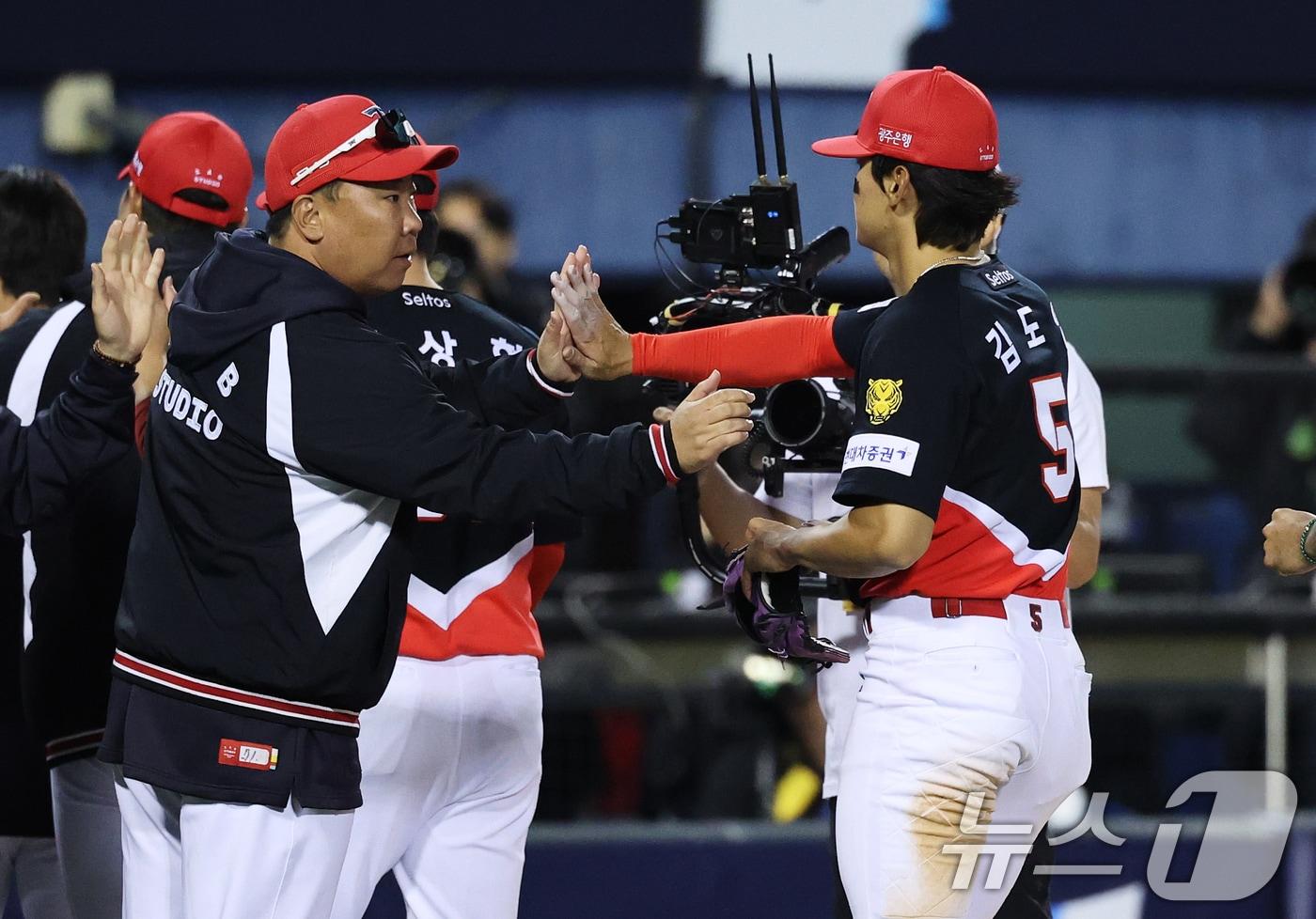 본문 이미지 - 31일 서울 송파구 잠실야구장에서 열린 '2026 신한 SOL KBO리그' 열린 KIA 타이거즈와 LG트윈스의 경기에서 7-2 승리를 거둔 KIA 이범호 감독이 김도영과 하이파이브를 나누고 있다. KIA는 선발 올러의 6이닝 무실점 쾌투와 시즌 마수걸이포 등 3타점을 기록한 김도영의 맹활약에 힘입어 2026 시즌 첫 승을 수확했다. 2026.3.31 ⓒ 뉴스1 오대일 기자