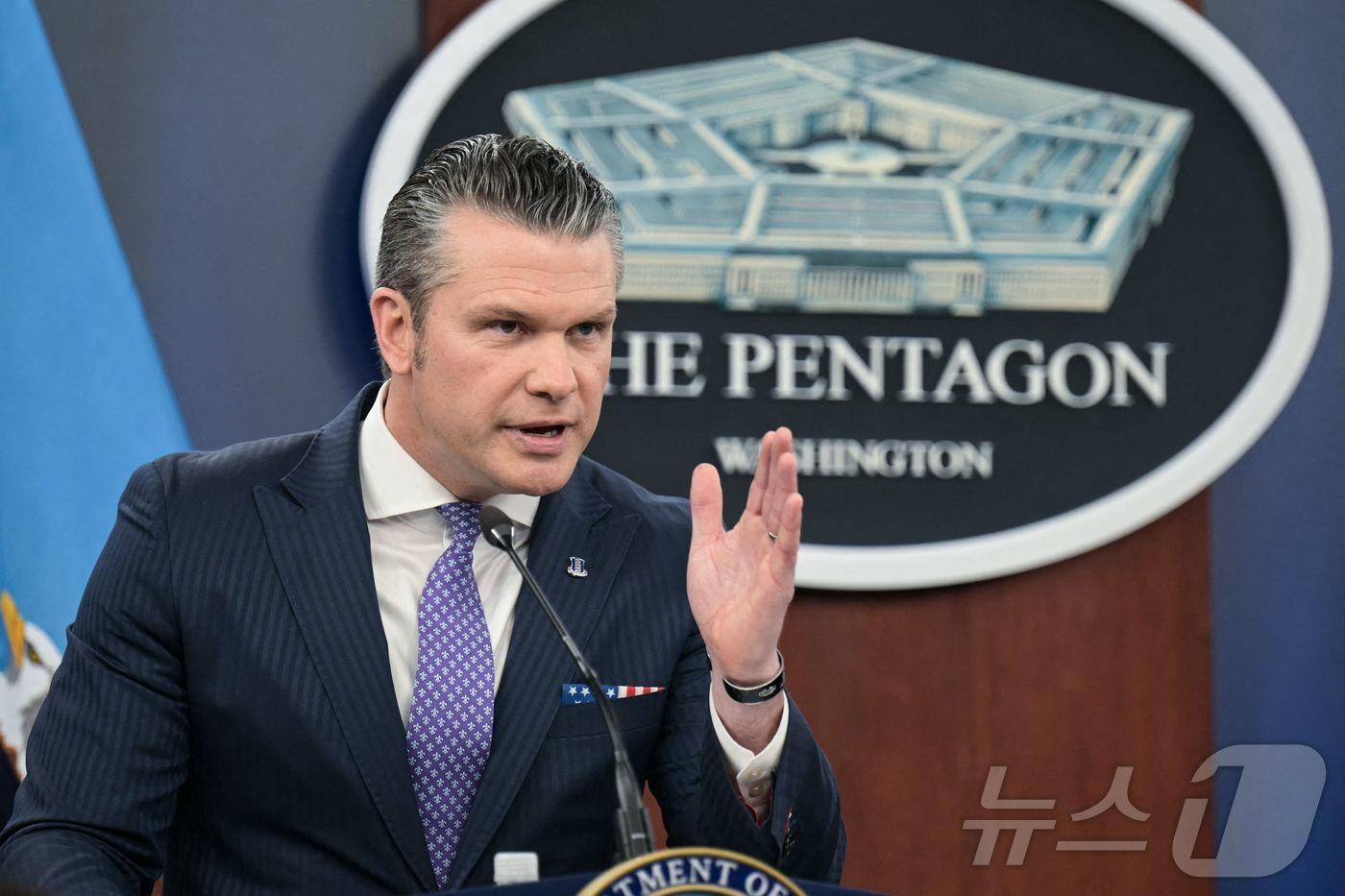 본문 이미지 - 피트 헤그세스 미 국방장관이 31일(현지시간) 워싱턴 DC 소재 국방부 청사에서 이란 전쟁 관련 브리핑 중이다. 2026.03.31.ⓒ AFP=뉴스1