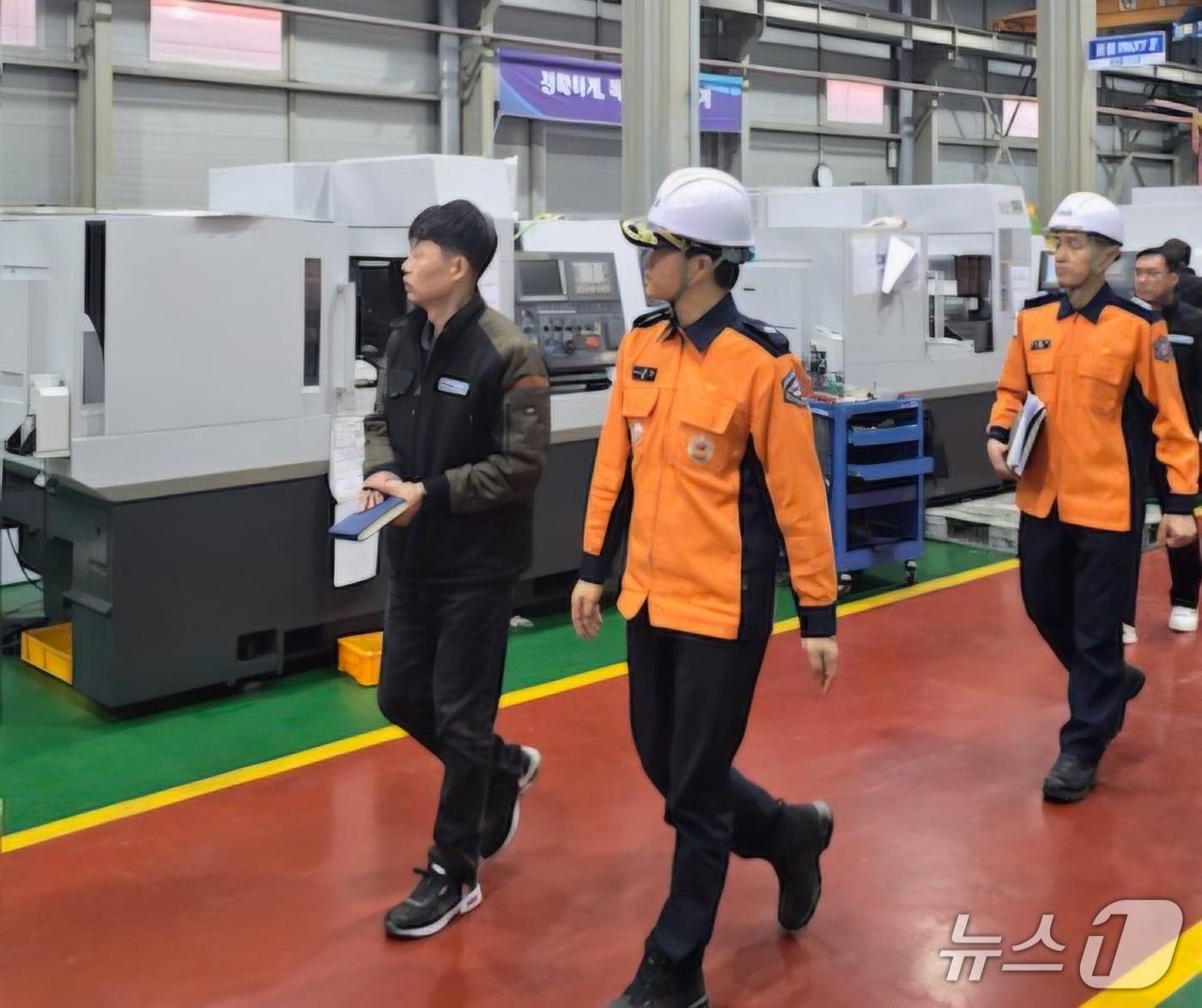 본문 이미지 - 경기도소방재난본부 금속가공 공장 안전점검. (경기소방 제공. 재판매 및 DB 금지) 2026.4.1/뉴스1