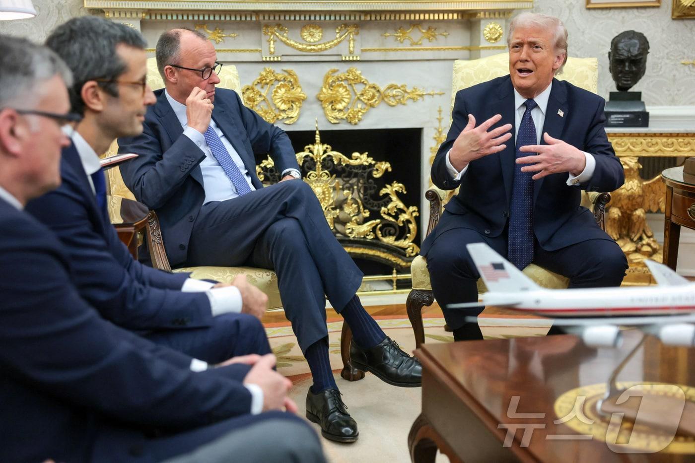 본문 이미지 - 도널드 트럼프 미국 대통령이 3일(현지시간) 백악관 집무실에서 프리드리히 메르츠 독일 총리와 회담하며 발언하고 있다. ⓒ 로이터=뉴스1