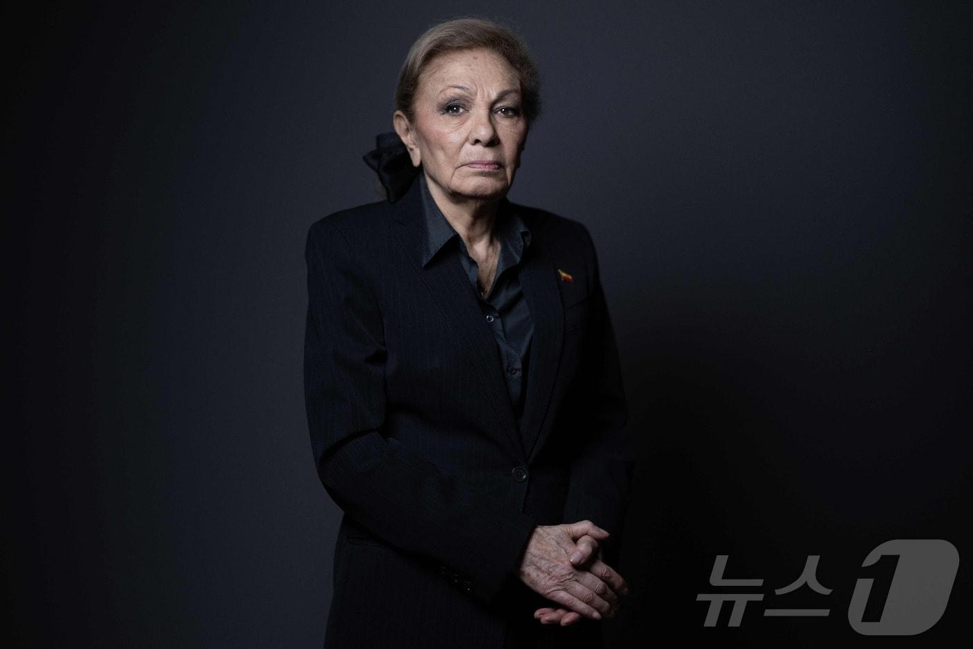 본문 이미지 - 이란 팔라비 왕조의 마지막 왕비였던 파라 팔라비가 2026년 1월 20일 자택에서 사진 촬영을 하고 있다. 2026.1.20. ⓒ 뉴스1 ⓒ AFP=뉴스1