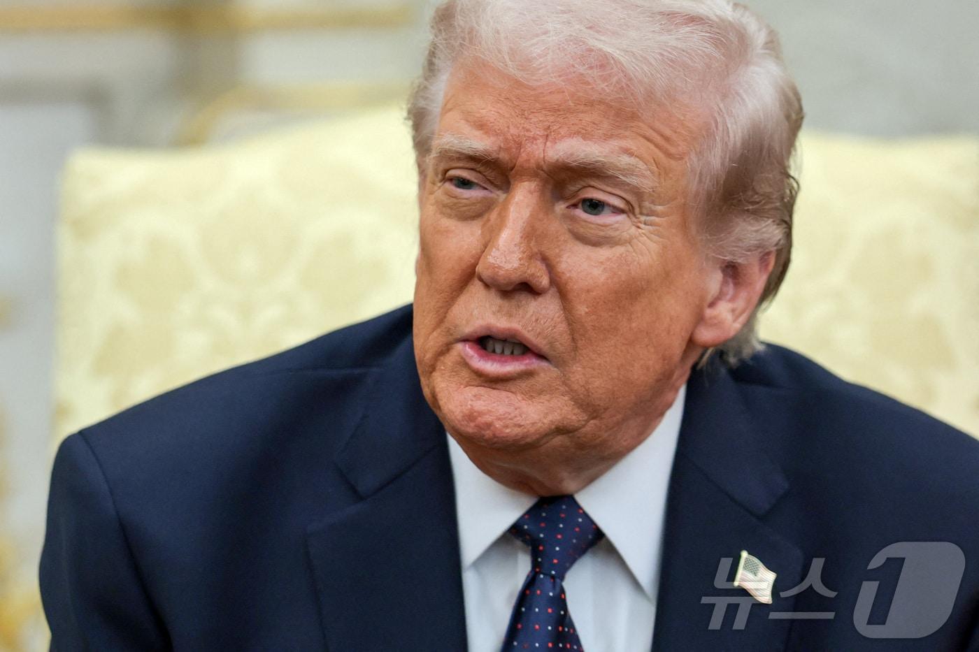 본문 이미지 - 도널드 트럼프 미국 대통령이 3일(현지시간) 워싱턴DC 백악관에서 프리드리히 메르츠 독일 총리와의 회담에 앞서 이란과의 전쟁 진행 상황에 대해 밝히고 있다.2026.03.03. ⓒ 로이터=뉴스1