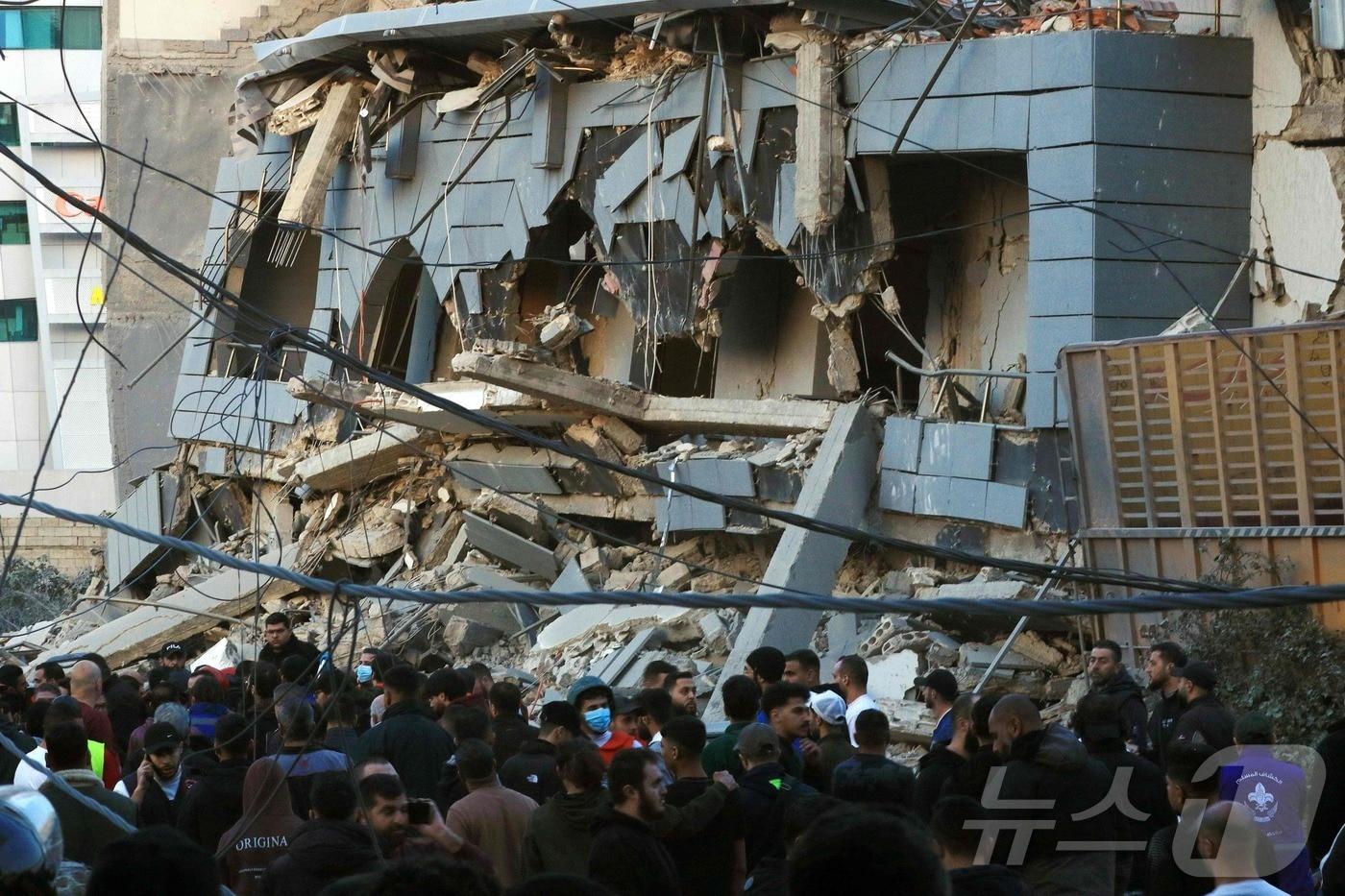 본문 이미지 - 이스라엘이 3일(현지시간) 레바논 남부 해안도시 시돈을 공습해 이슬람 무장단체인 자마 이슬라미야 건물이 무너졌다. 2026.3.3. ⓒ 뉴스1 ⓒ AFP=뉴스1
