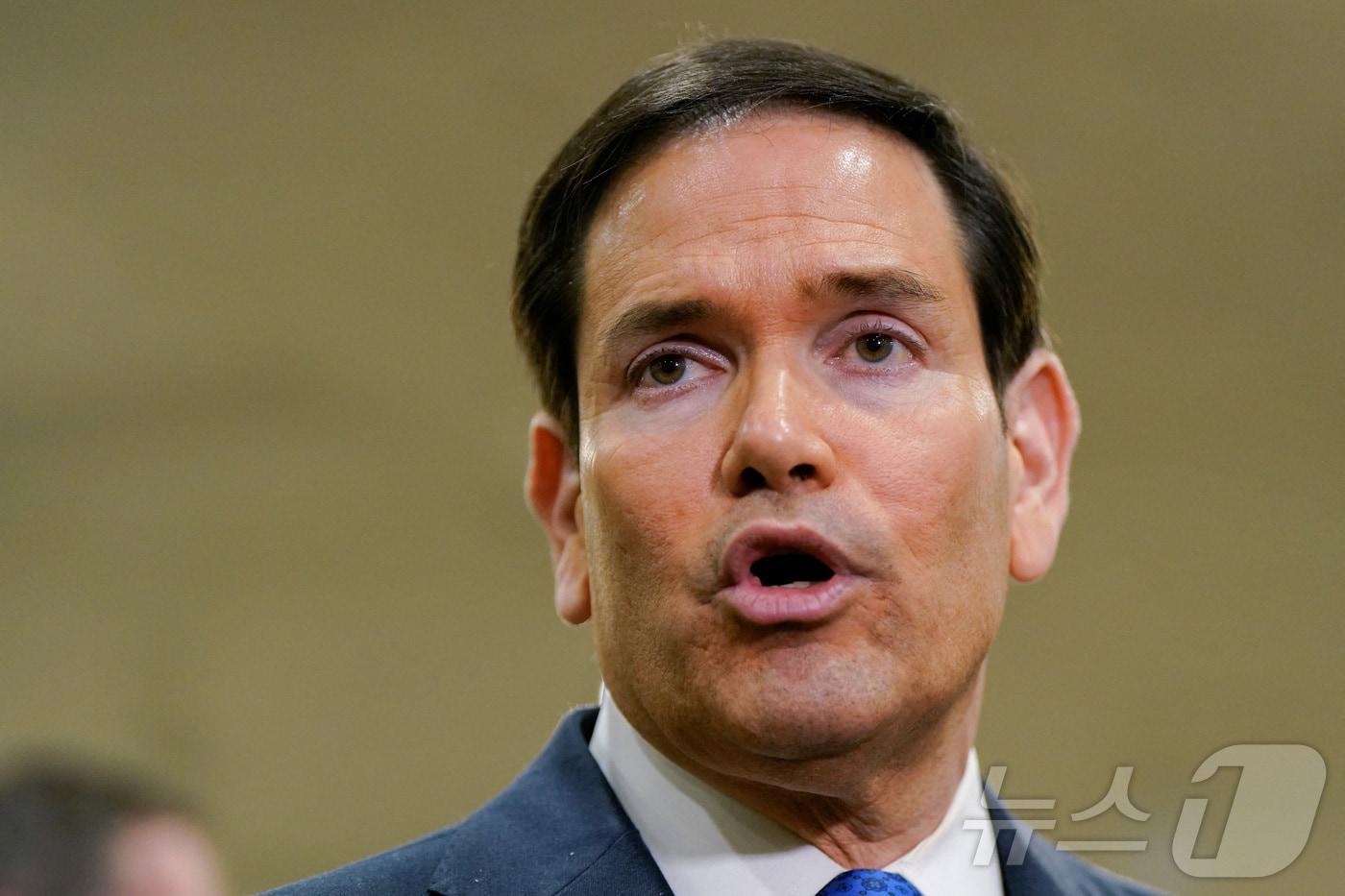 본문 이미지 - 마코 루비오 미국 국무장관이 3일(현지시간) 워싱턴DC 의사당에서 상원 브리핑을 하기 앞서 기자들의 질문에 답하고 있다. 2026.03.03. ⓒ 로이터=뉴스1