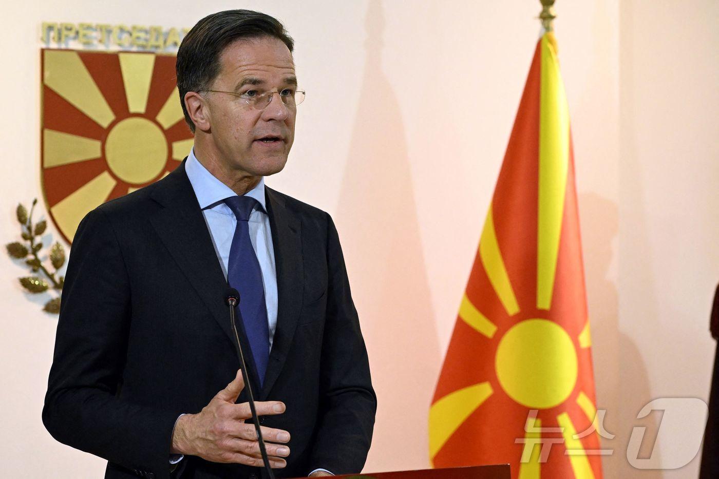 본문 이미지 - 3일(현지시간) 마르크 뤼터 북대서양조약기구(NATO·나토) 사무총장이 북마케도니아 수도 스코페의 대통령실에서 고르다나 실랴노프스카다프코바 북마케도니아 대통령과 공동 기자회견을 갖고 있다. 2026.03.03 ⓒ AFP=뉴스1