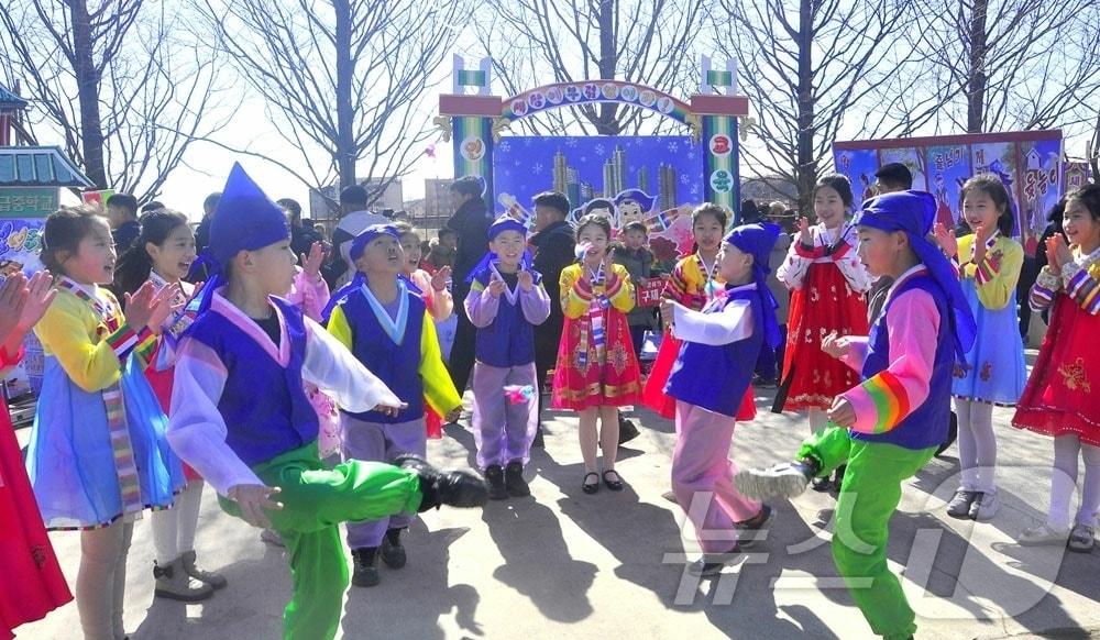 본문 이미지 - (평양 노동신문=뉴스1) = 북한 노동당 기관지 노동신문은 4일 "해마다 맞는 민속명절이지만 위대한 새 승리의 설계도가 펼쳐진 뜻깊은 올해의 대보름날은 누구나 유다른 감회와 자부를 안고 맞이했다"라고 선전했다. [국내에서만 사용가능. 재배포 금지. DB 금지. For Use Only in the Republic of Korea. Redistribution Prohibited] rodongphoto@news1.kr