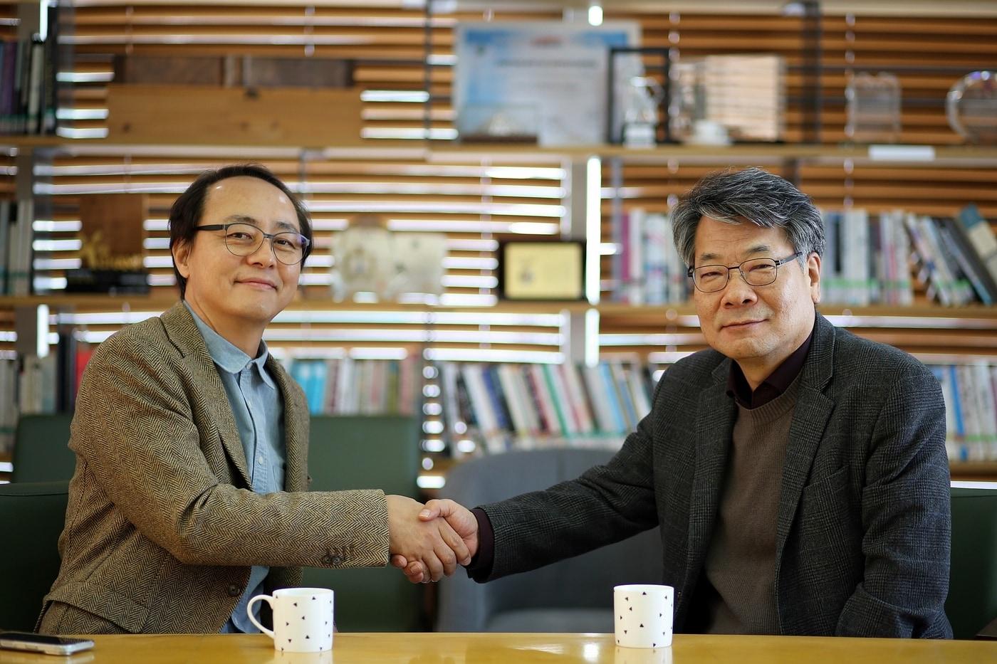 본문 이미지 - 2월 27일, 김태헌 출협 신임 회장(한빛미디어 대표, 오른쪽)과 홍영완 한국출판인회의 신임 회장(윌북 대표)가 한국출판인회의 회관에서 회동했다. (출협 제공)