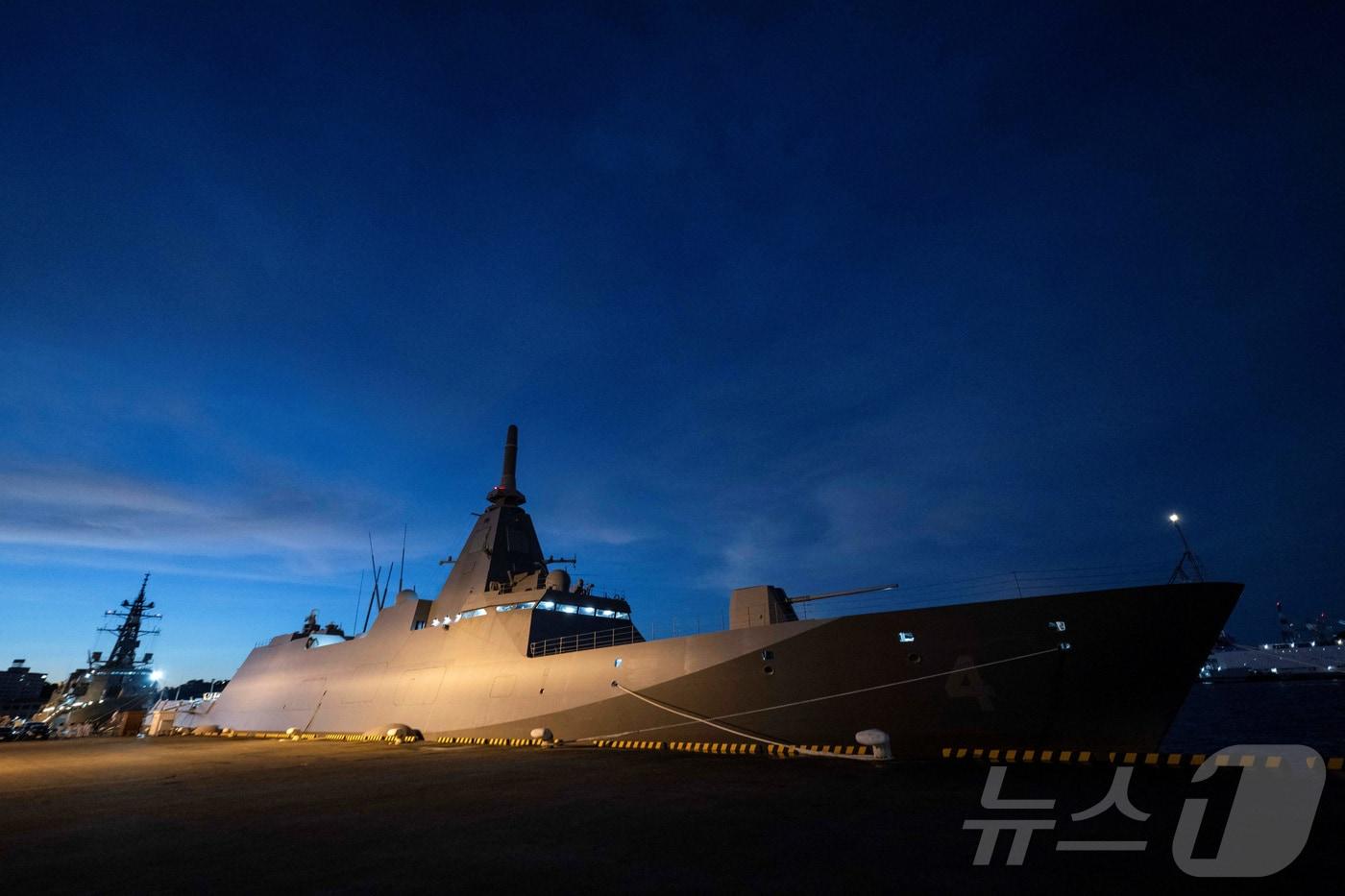 본문 이미지 - 일본 가나가와현 요코스카의 일본 해상자위대 기지에 정박한 모가미급 호위함 미쿠마함. 2025.09.05 ⓒ 로이터=뉴스1