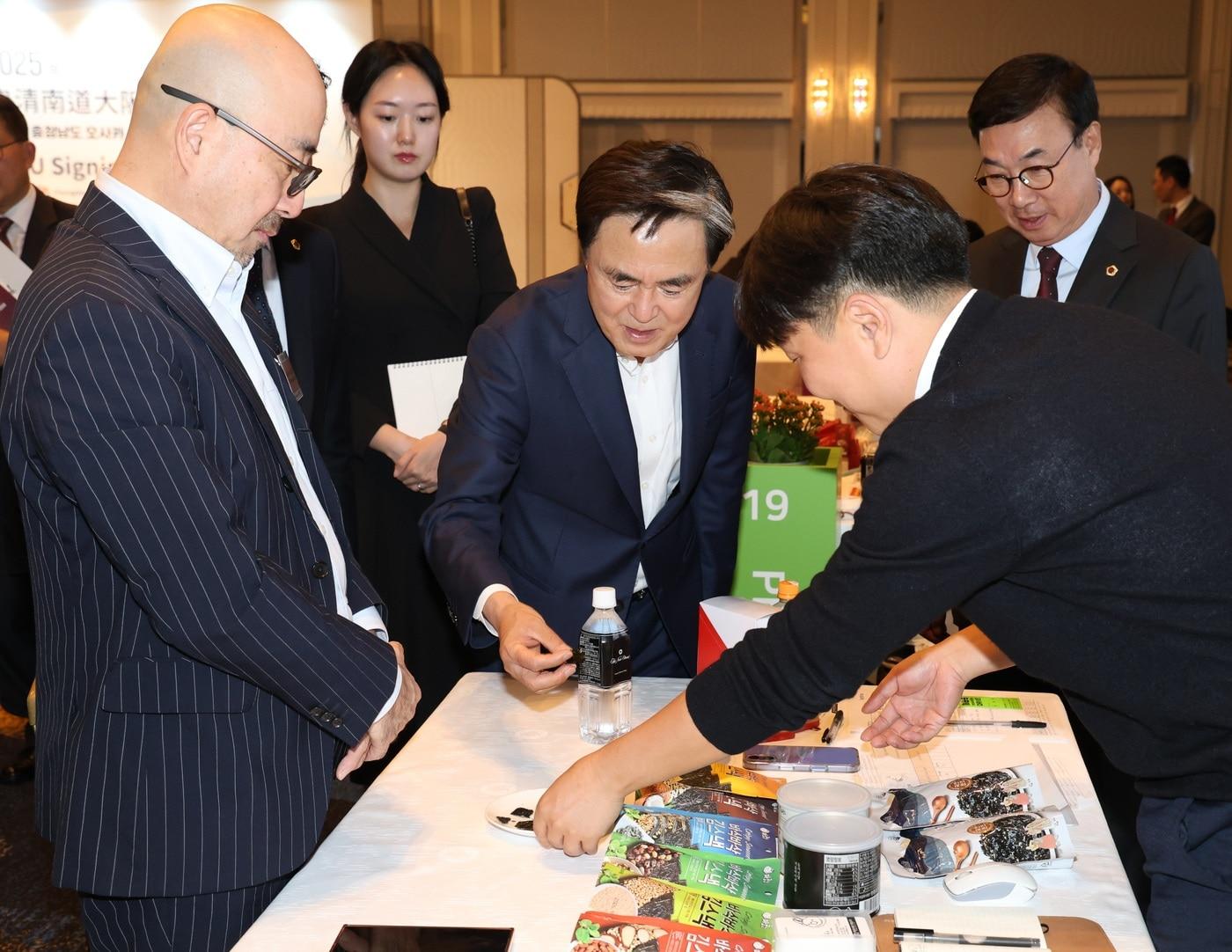 본문 이미지 - 김태흠 지사(가운데)가 지난해 10월 일본 오사카 뉴오타니호텔에서 열린 수출상담회장을 찾아 충남 생 제품을 살펴보고 있다.(도 제공. 재판매 및 DB금지)/뉴스1
