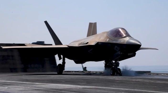 본문 이미지 - 미국 항공모함 USS 에이브러햄 링컨호가 2일(현지시간) '에픽 퓨리' 작전을 지원하고 있다. (미국 중부사령부 영상 일부 캡쳐)