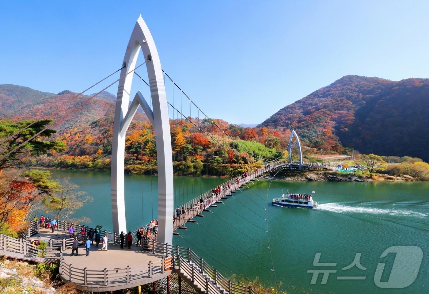 본문 이미지 - 충북 괴산의 대표 관광지 연하협구름다리.(괴산군 제공. 재판매 및DB금지)