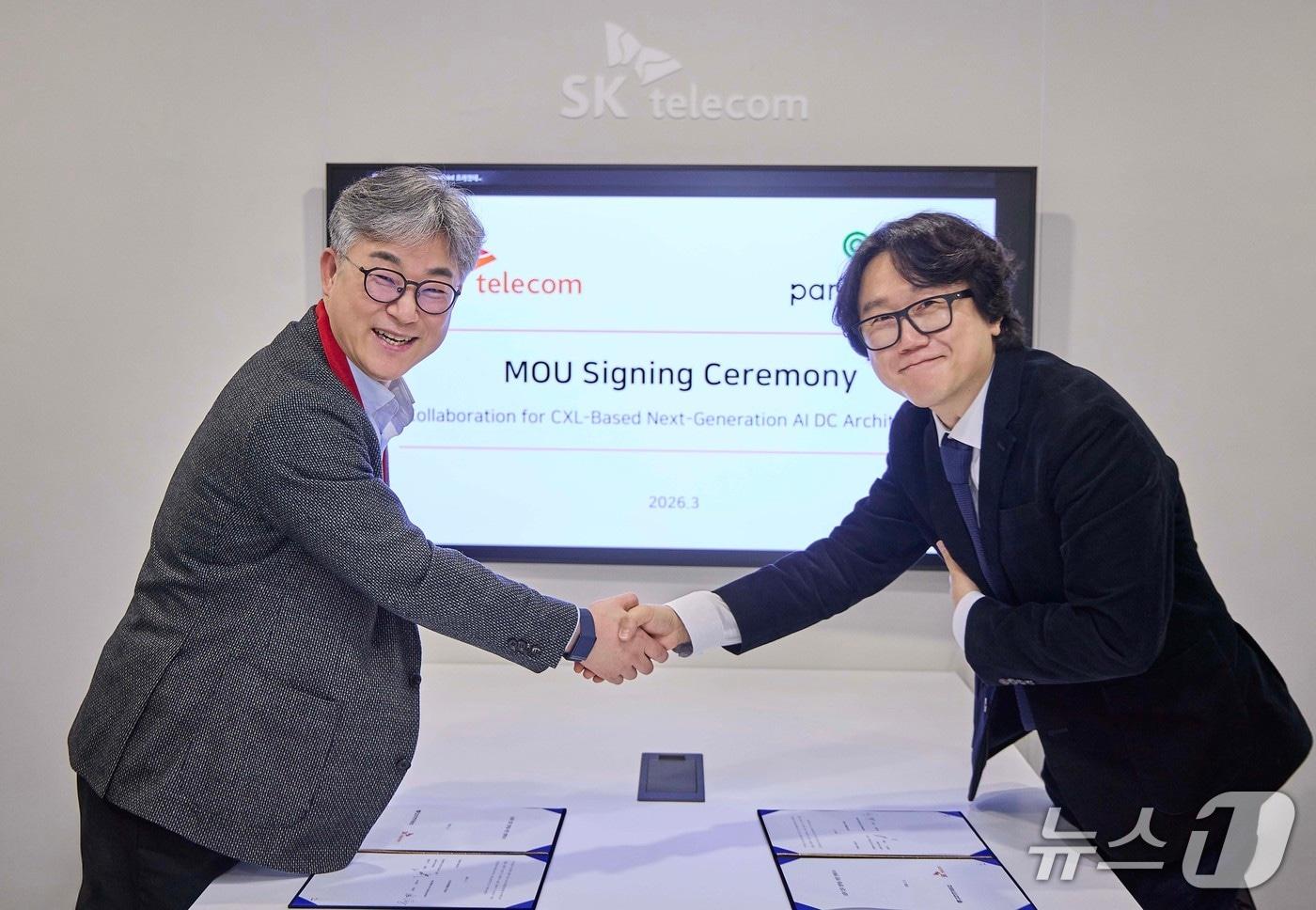 본문 이미지 - SKT는 스페인 바르셀로나에서 열리고 있는 MWC26에서 파네시아와 ‘CXL 기반 차세대 AI DC 구조(아키텍처)’ 공동 개발을 위한 업무협약(MOU)을 체결했다고 4일 밝혔다. 사진은MWC26 SKT 미팅룸에서 기념 촬영 중인 (왼쪽부터) 정석근 SKT AI CIC장, 정명수 파네시아 대표의 모습. (SKT 제공)