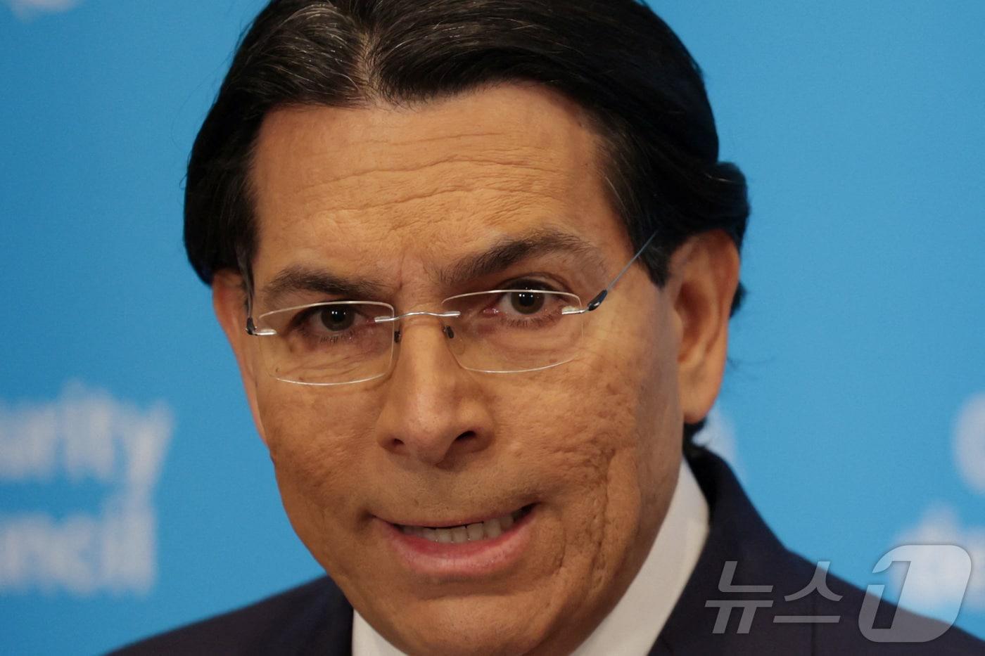 본문 이미지 - 대니 다논 유엔 주재 이스라엘 대사가 2일(현지시간) 미국 뉴욕 유엔본부에서 미국과 이스라엘의 대이란 공격에 대해 언론에 설명하고 있다. 2026.3.2 ⓒ 로이터=뉴스1