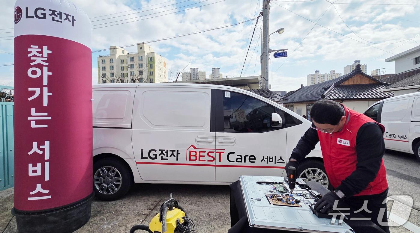 본문 이미지 - LG전자 전문 서비스매니저가 TV 제품 수리를 진행하고 있는 모습. (사진제공 = LG전자) 