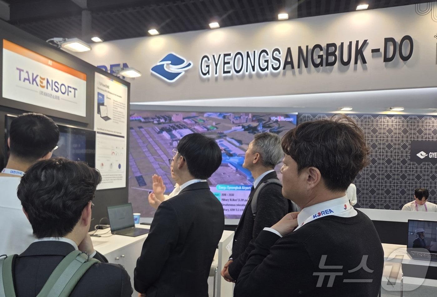 본문 이미지 - 경북도는 4일 스페인 바르셀로나 피라 그란비아(Fira Gran Via)에서 열리는 세계 최대 모바일 산업 전시회 ‘MWC 2026(Mobile World Congress 2026)’에서 경북도 전시관을 운영해 지역 정보통신기술(ICT) 기업의 글로벌 진출을 지원한다. /뉴스1