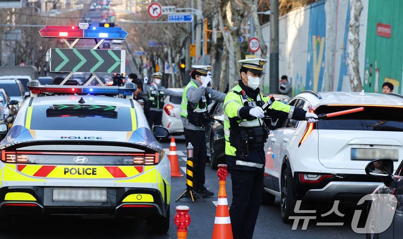 본문 이미지 - 지난 3월 4일 오전 서울 양천구 양강초등학교 앞에서 개학 시즌을 맞아 스쿨존 음주운전 특별단속이 실시되고 있다. ⓒ 뉴스1 오대일 기자