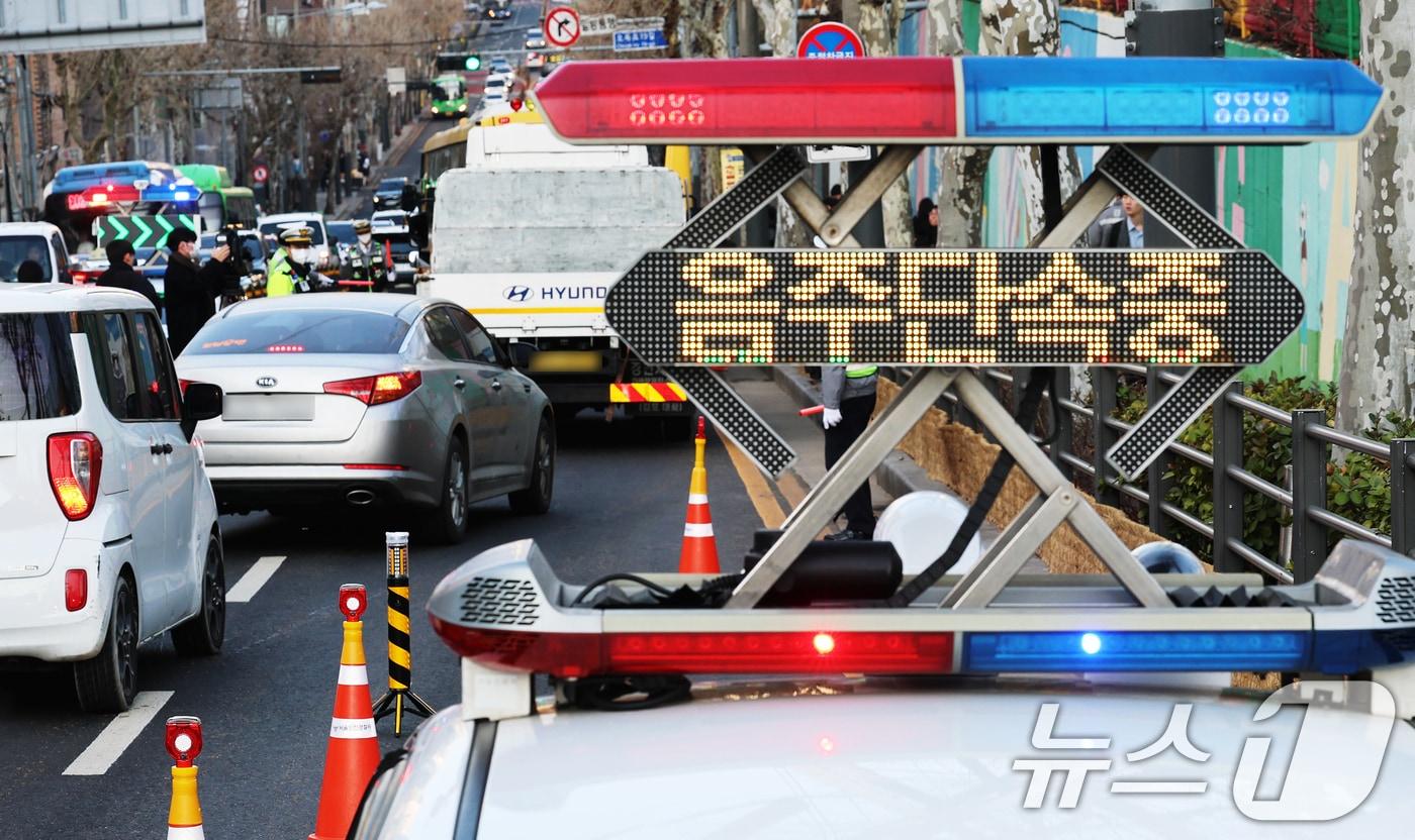 본문 이미지 - 4일 오전 서울 양천구 양강초등학교 앞에서 개학 시즌을 맞아 스쿨존 음주운전 특별단속이 실시되고 있다. 2026.3.4 ⓒ 뉴스1 오대일 기자